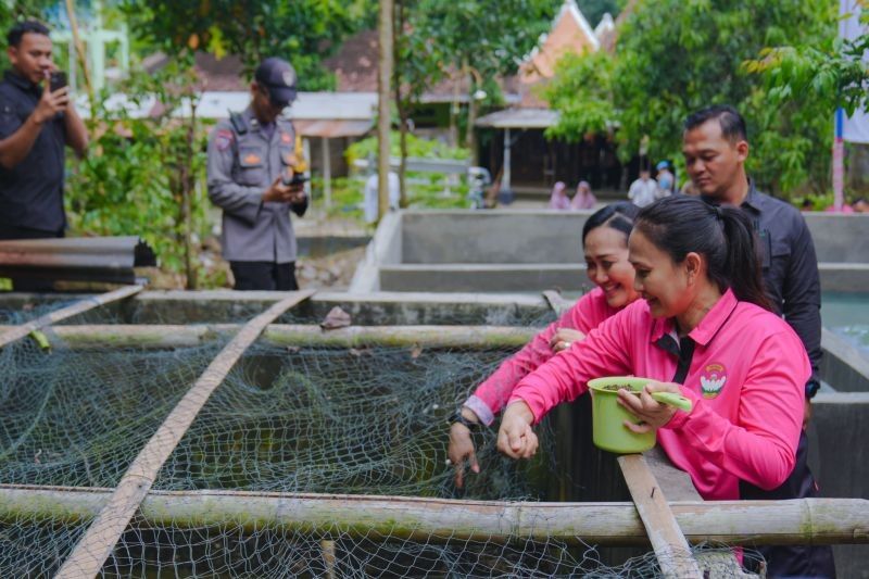 Kemala Bhayangkari Dukung Ketahanan Pangan lewat Tebar Benih Ikan