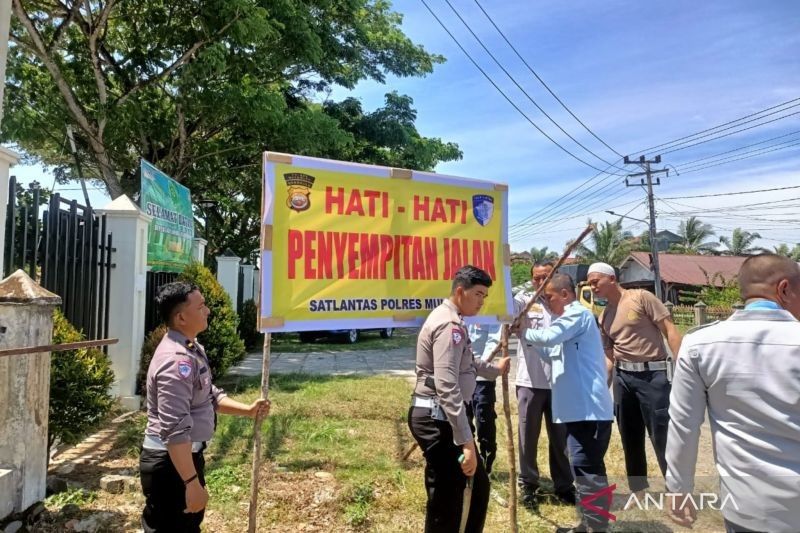 Polres Mukomuko Pasang Rambu Peringatan di Titik Rawan Kecelakaan