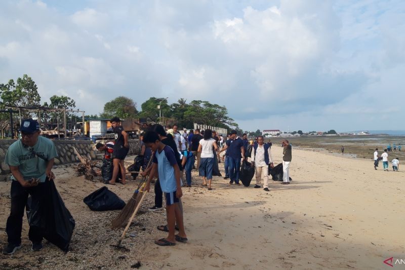 PWI NTT Bersihkan Pantai Kupang, Kumpulkan Sampah Dua Truk