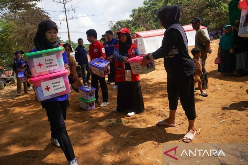 PMI Sultra Berikan Bantuan Korban Kebakaran di TPA Puuwatu, Kendari