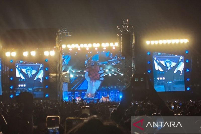 Green Day Cium Bendera Merah Putih di Konser Jakarta