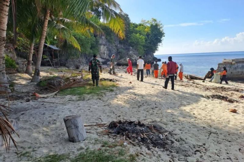 Kodim Polman dan Siswa Bersihkan Pantai Pallis, Wujud Cinta Lingkungan dan Dorong Pariwisata