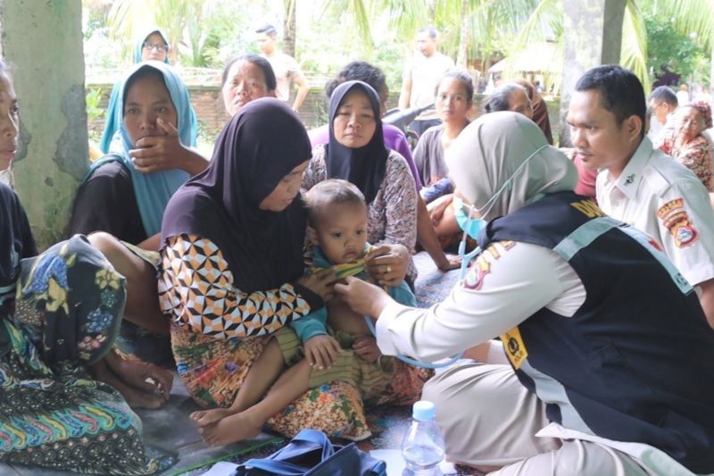 Polisi Lombok Tengah Berikan Pelayanan Kesehatan Gratis untuk Korban Banjir