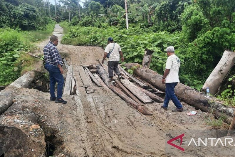 DPRP Papua Barat Perjuangkan Perbaikan Jalan dan Jembatan di Teluk Wondama