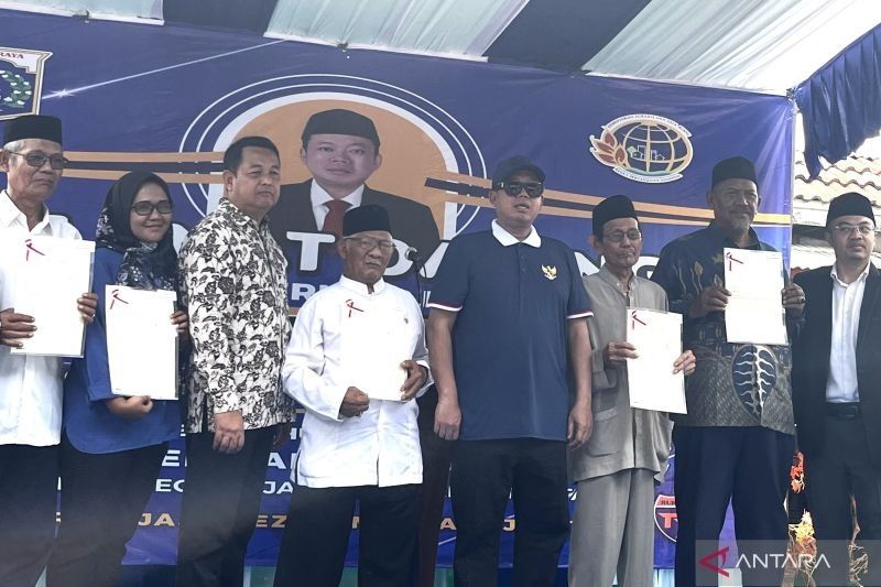 Menteri ATR/BPN Berikan Kepastian Hukum Warga Kampung Bermis Lewat SHGB