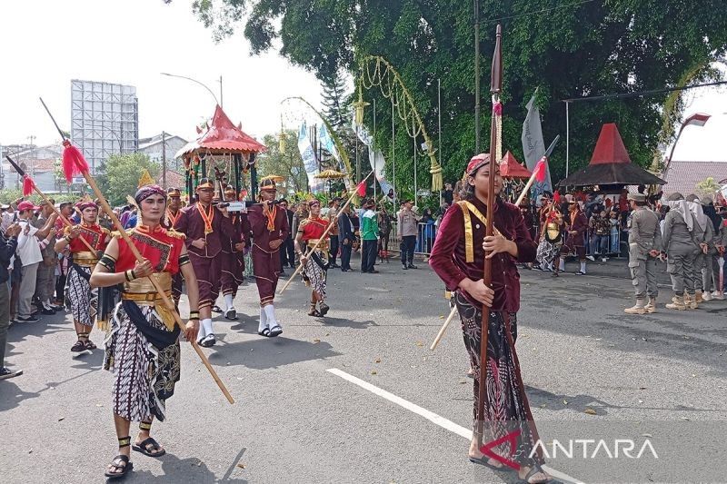 Kirab Pusaka Banyumas: Mengenalkan Sejarah kepada Generasi Muda