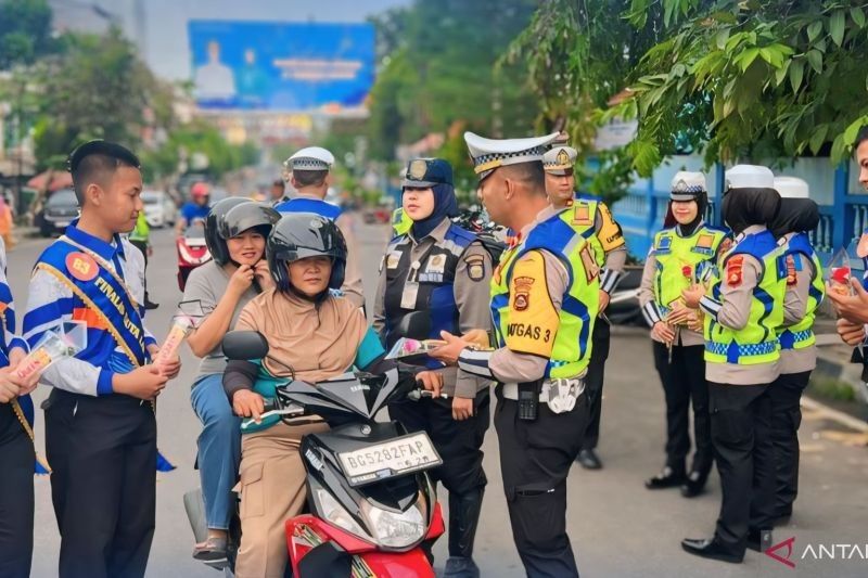 Polres OKU Bagi-bagi Bunga, Edukasi Tertib Lalu Lintas di Operasi Keselamatan Musi 2025