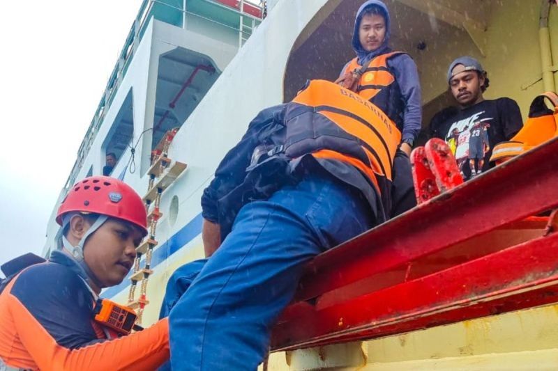 Basarnas Natuna Evakuasi 15 Penumpang Kapal Kandas di Pulau Laut