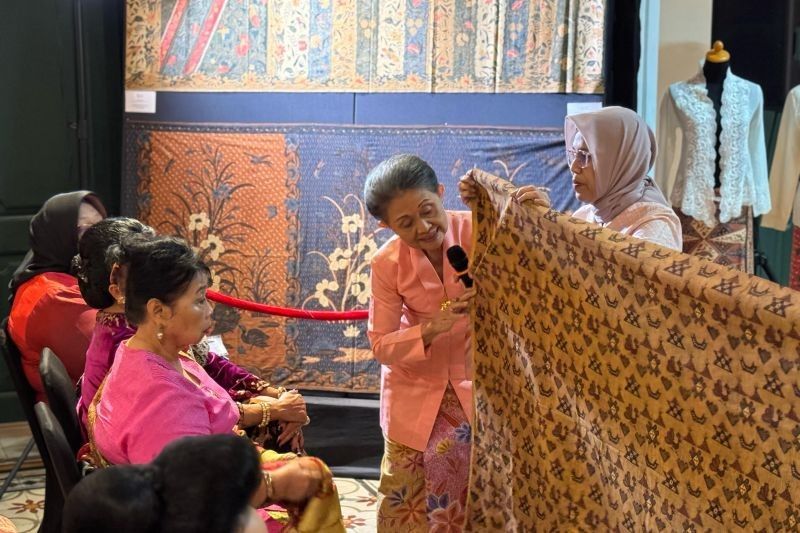 Pesona Batik Pesisiran Jawa Utara & Kebaya Peranakan: Perpaduan Budaya yang Memukau