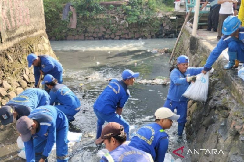 Pemkot Jaktim Bersihkan Saluran Batu Ampar Antisipasi Genangan