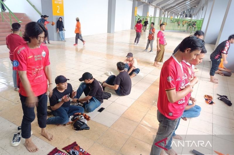 The Jakmania: Iman dan Sepak Bola Berjalan Beriringan