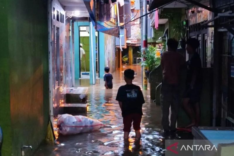 Pemkot Jaktim Bersihkan Saluran Cakung Cegah Banjir: Upaya Antisipasi Musim Hujan