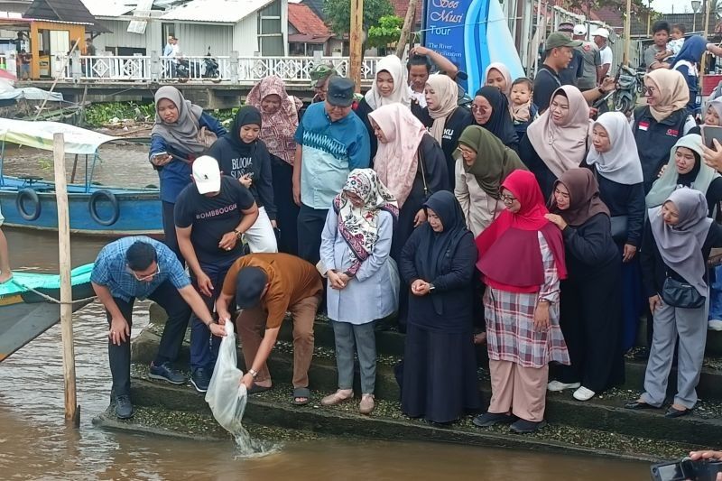 Pemkot Palembang dan UMKM Tebar 3000 Benih Ikan di Sungai Musi