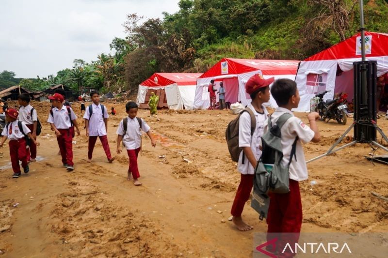 Dinsos Kendari Beri Bantuan Seragam Sekolah untuk Korban Kebakaran Puuwatu