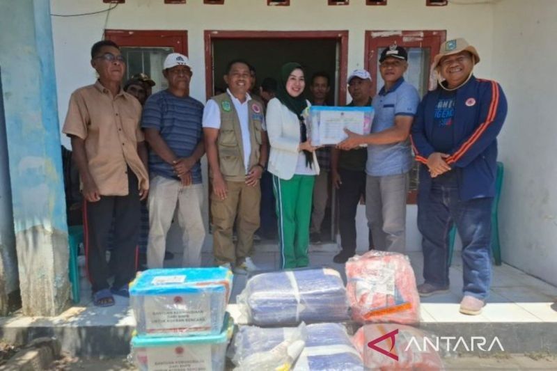 Mahdalena Salurkan Bantuan untuk Korban Banjir Bima