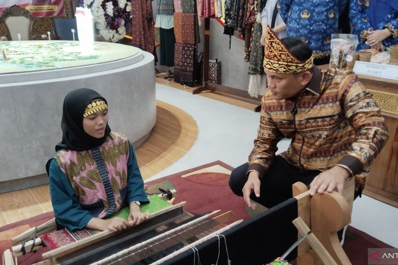 50 Anak Putus Sekolah di Palembang Dilatih Membuat Songket