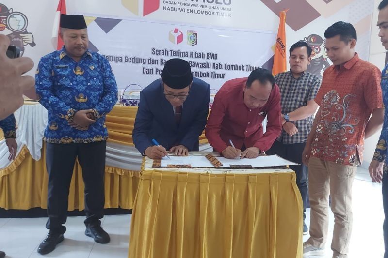 Pemkab Lombok Timur Hibahkan Aset Bangunan untuk Bawaslu