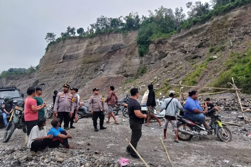 Polres Blitar Cari Dua Pencari Pasir Tertimbun Longsor di Blitar