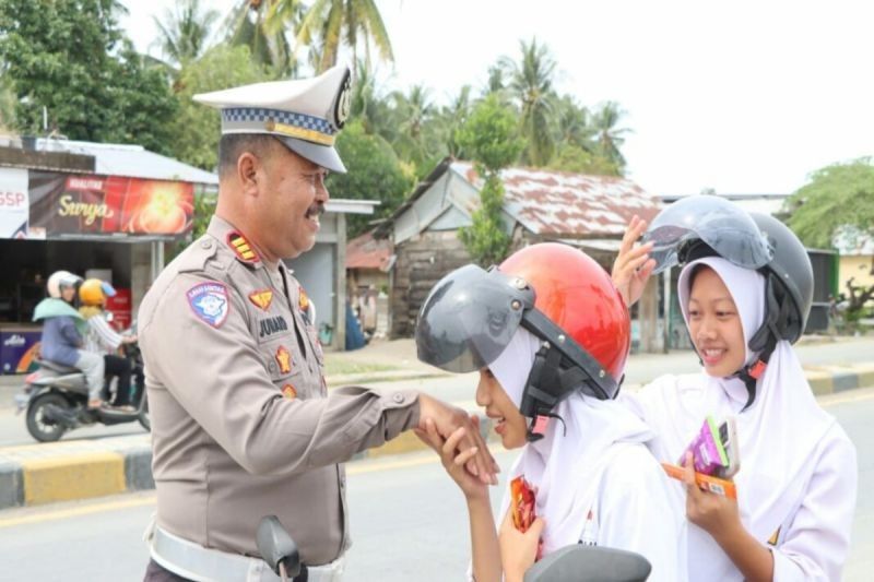 Polres Pasangkayu Beri Cokelat pada Pengendara Tertib, Kampanye Keselamatan Jalan