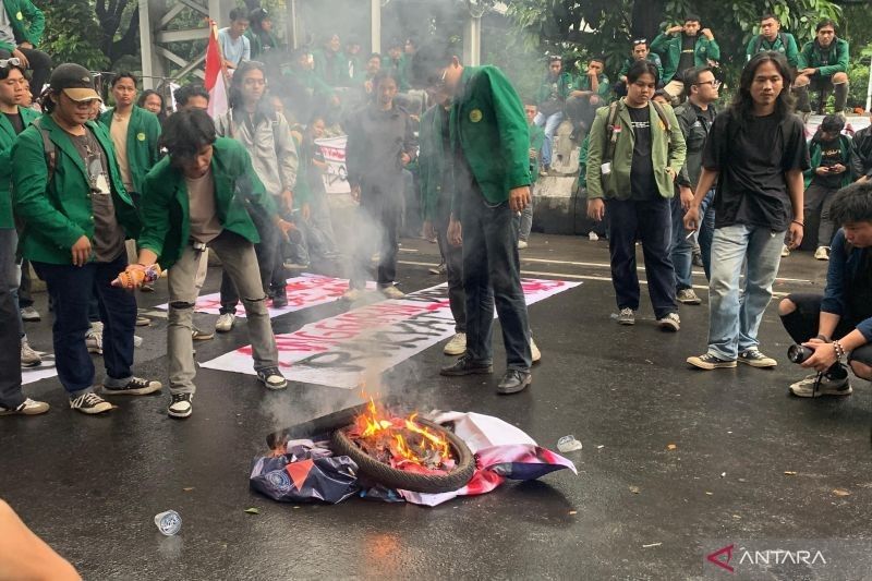 Mahasiswa Demo di Patung Kuda, Tolak Efisiensi Anggaran dan Lima Tuntutan Lainnya