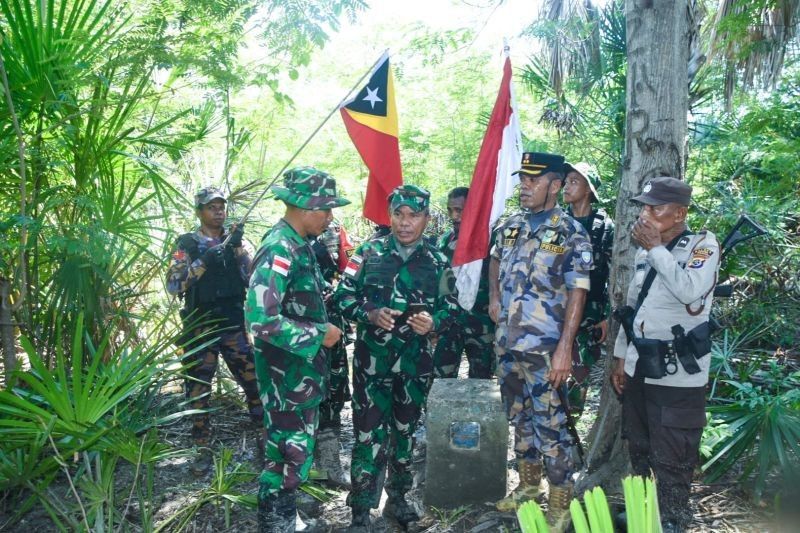 Danrem dan Polisi RDTL Cek Patok Perbatasan Negara di Oepoli