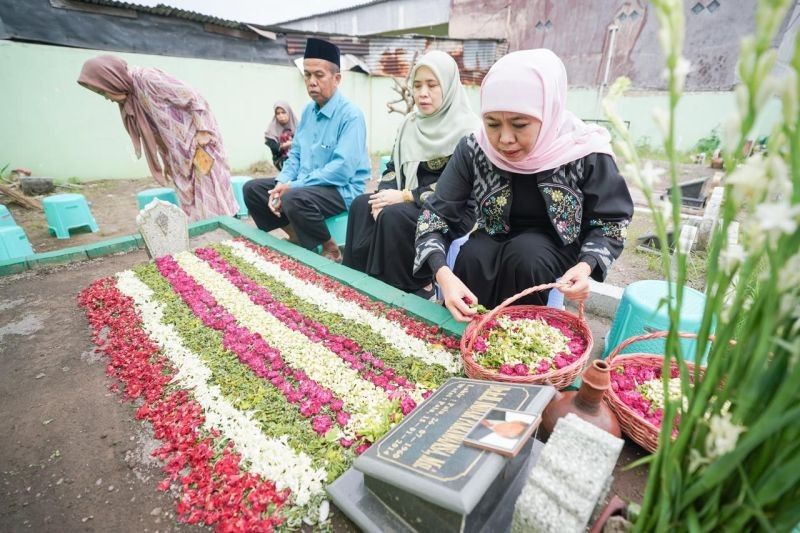 Khofifah Ziarah dan Berbagi Sembako Jelang Pelantikan Gubernur Jatim