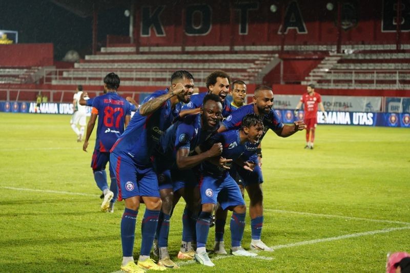 Arema FC Hancurkan PSS Sleman 6-2 dalam Laga Dramatis Liga 1