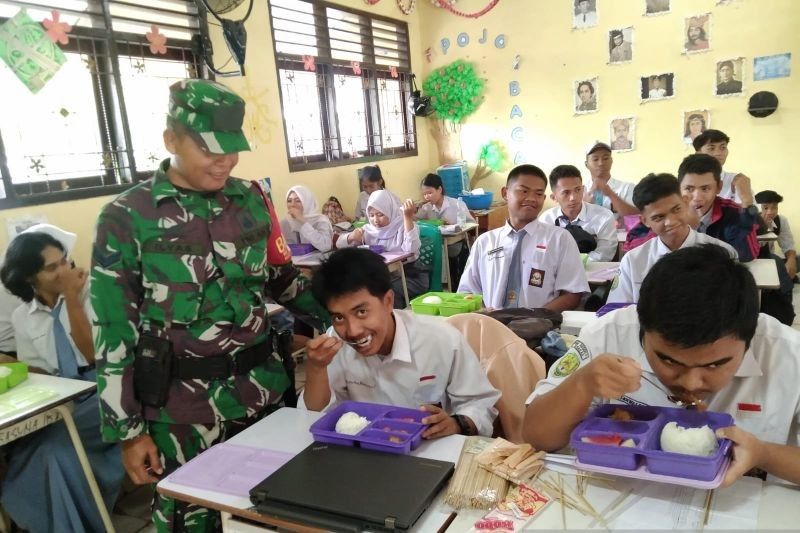 Kodim Tarakan Salurkan Makan Bergizi Gratis untuk Anak Sekolah