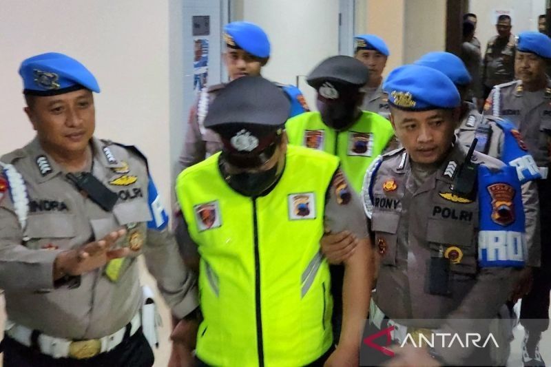 Demosi 8 dan 7 Tahun untuk Dua Polisi Pemerasan di Semarang