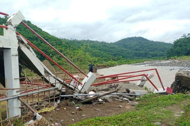 Jembatan Ambruk di Garut, Warga Tetap Terakses Meski Jalan Memutar