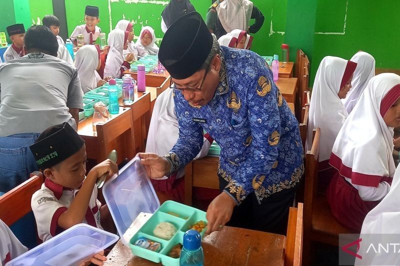 Sekda Gorontalo Utara Awasi Distribusi Makanan Bergizi Gratis