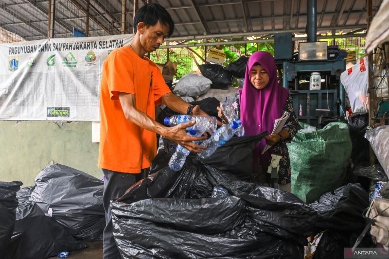 KLH Dukung Jakarta Terapkan Retribusi & Insentif Sampah: Solusi Atasi Timbulan Sampah?