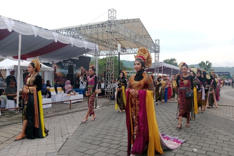 Ribuan Putri Mandalika Meriahkan Karnaval Budaya Jelang Bau Nyale 2024