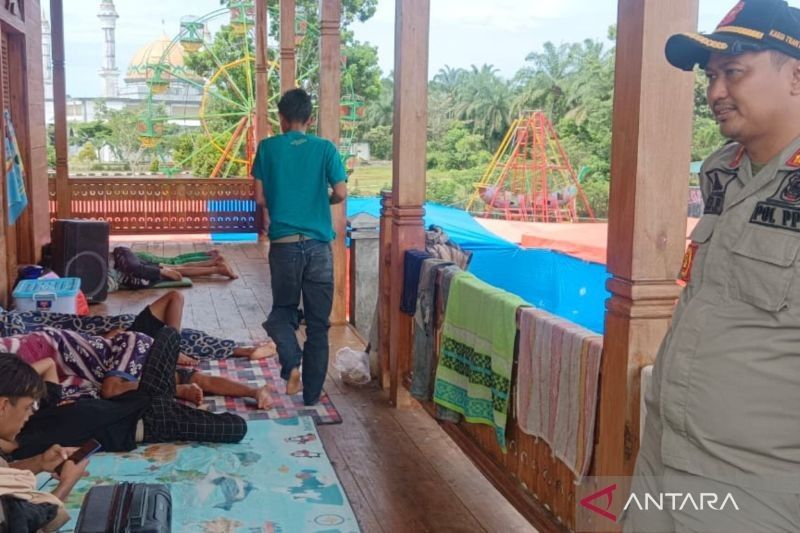 Satpol PP Mukomuko Amankan Rumah Adat di Lokasi Pasar Malam