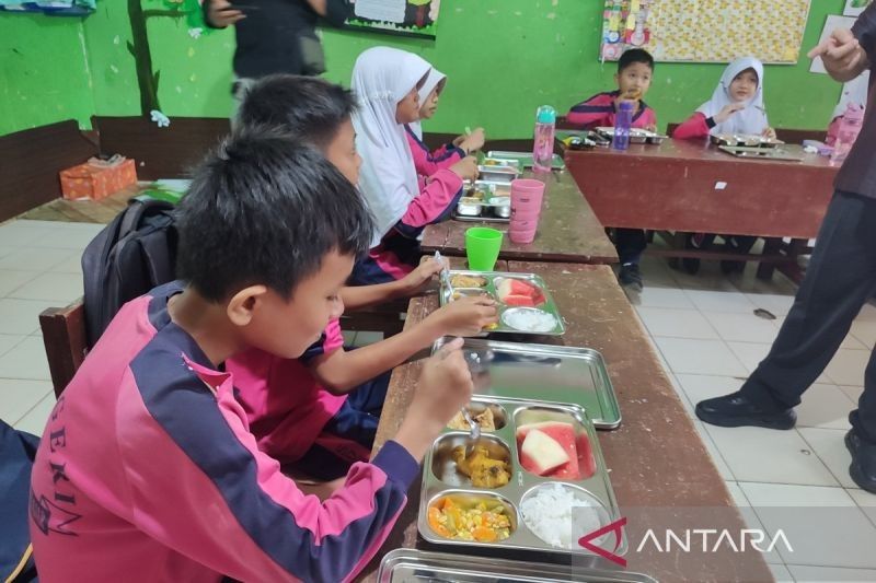 Pemkot Bengkulu Targetkan Seluruh SD-SMP Terapkan Program Makan Bergizi Gratis Akhir 2025