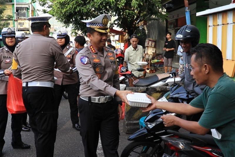 Edukasi Keselamatan Berkendara dan Bagi-bagi Makanan di Ternate