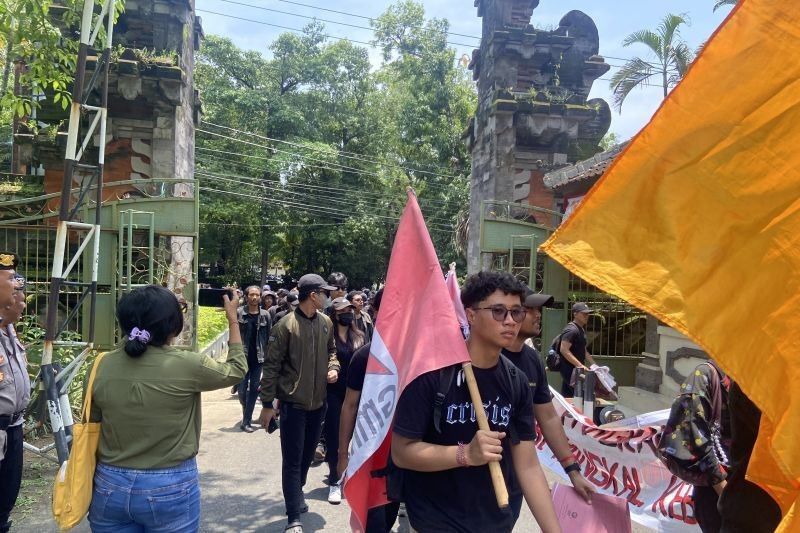 Polresta Denpasar Kawal Aksi Mahasiswa: Desak Efisiensi Pendidikan