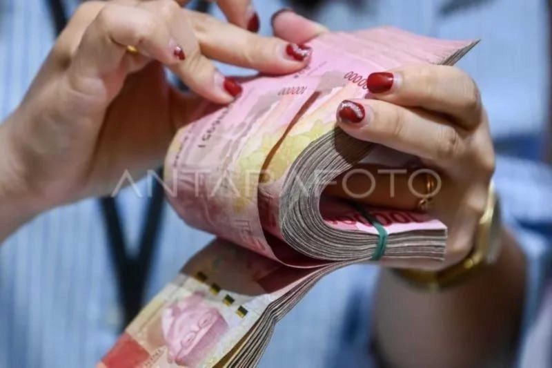 Rupiah Melemah 9 Poin, Tembus Rp16.237 per Dolar AS