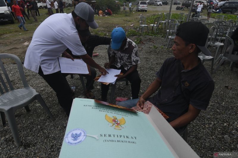 Pemkab Poso Berikan 100 Sertifikat Tanah untuk Nelayan di Desa Bega