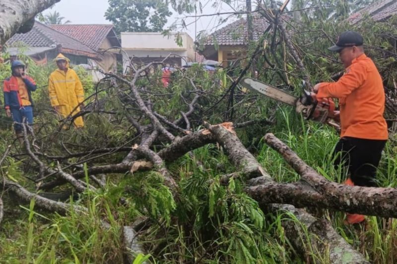 34 Rumah Rusak Diterjang Angin Kencang di Garut, Tak Ada Korban Jiwa