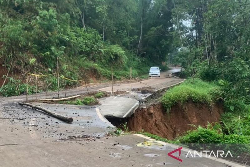 Jalan Rusak di Cianjur: Perbaikan Total Jalan Menuju Curug Ngebul Diperintahkan