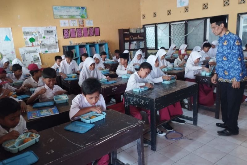 Kodim 1620 Lombok Tengah Kawal Makan Bergizi Gratis untuk Siswa