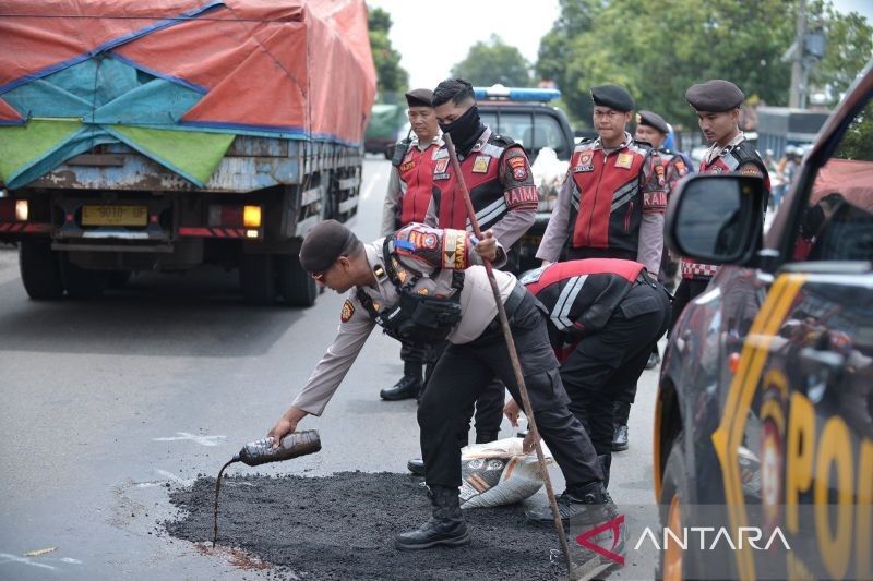 Polisi Situbondo Tambal Jalan Berlubang Saat Patroli, Cegah Kecelakaan