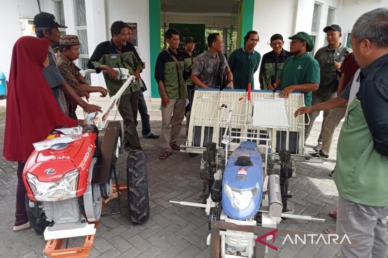 Bantul Terima Bantuan 13 Traktor dan 5 Rice Transplanter dari Kementan