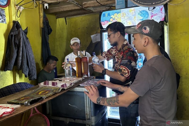 Polrestabes Bandung Sita Ribuan Botol Miras Ilegal di Jalan Leuwipanjang