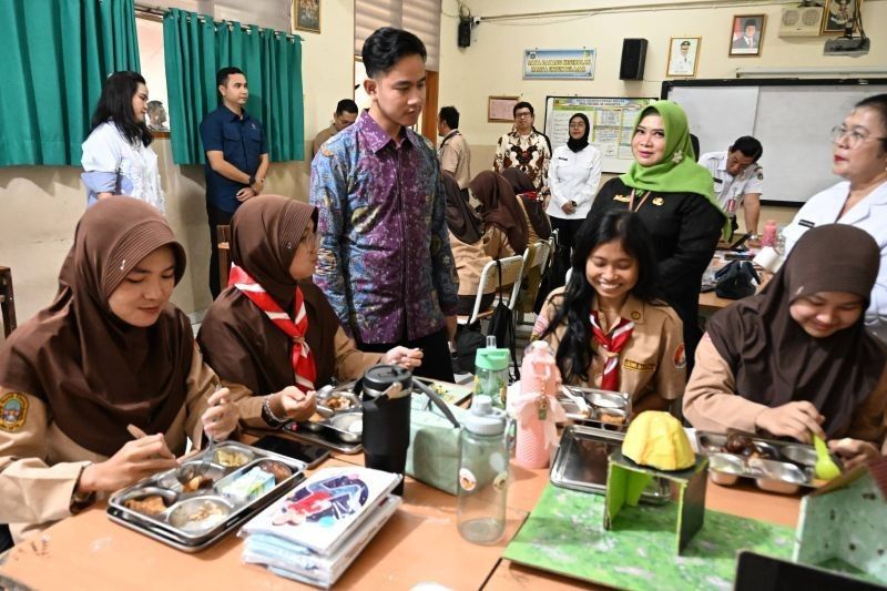 Wakil Presiden Gibran Tinjau Langsung Program MBG di Jakarta Timur