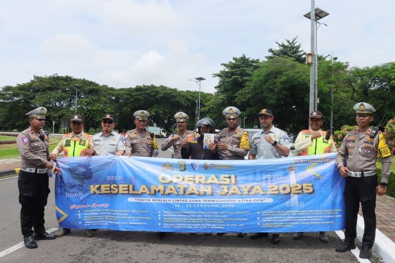 Polresta Bandara Soetta Bagikan Helm SNI, Tingkatkan Keselamatan Berkendara