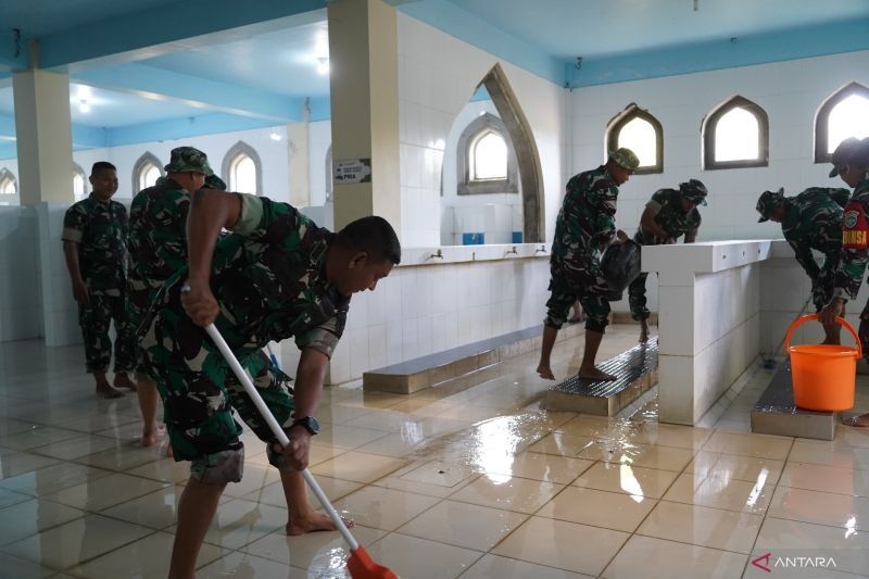 Ratusan TNI Bersihkan Masjid Agung Lhokseumawe Sambut Ramadhan