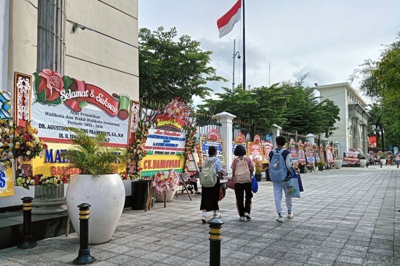 Sambutan Meriah Agustina-Iswar: Karangan Bunga Banjiri Balai Kota Semarang