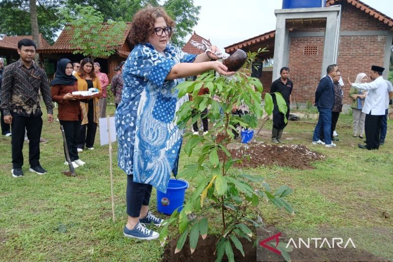 PT TWC Tanam 100 Pohon Buah di Balkondes II Borobudur: Wujud Komitmen Keberlanjutan